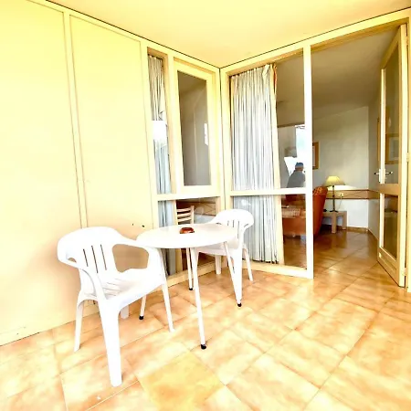 Apartamento Con Un Y Vista A La Jardin, Junto Al Mar, En Διαμέρισμα