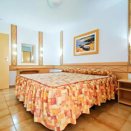 Apartamento Con Un Y Vista A La Jardin, Junto Al Mar, En