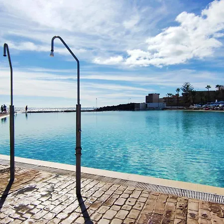 Apartamento Con Un Y Vista A La Jardin, Junto Al Mar, En
