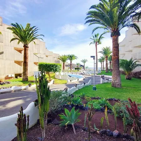 Apartamento Con Un Y Vista A La Jardin, Junto Al Mar, En *
